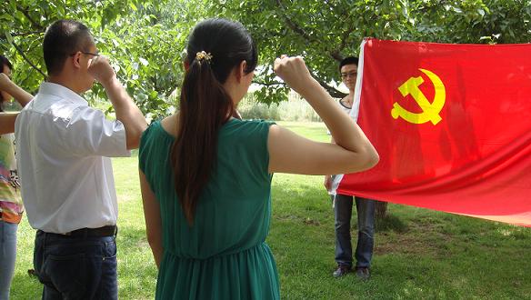  怀念革命先烈   重温入党誓词——电信公司举行党日活动